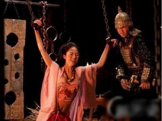 古代女子刑罰鐵裙之刑，用來(lái)懲罰不忠的女人(非常變態(tài))