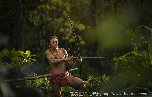 世界上唯一一個禁止穿衣服的民族，卡拉莫賈人以迎娶到處女為恥