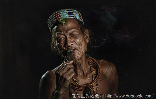世界上唯一一個禁止穿衣服的民族，卡拉莫賈人以迎娶到處女為恥