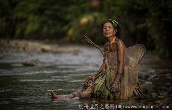 世界上唯一一個禁止穿衣服的民族，卡拉莫賈人以迎娶到處女為恥