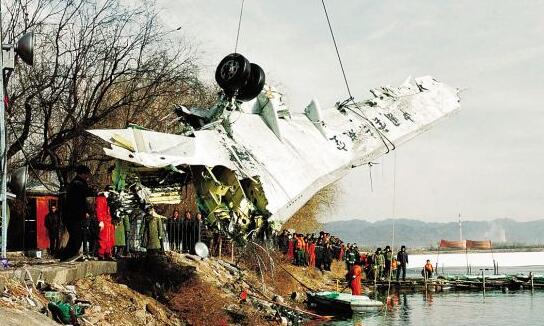 包頭空難飛機墜毀爆炸，飛機沒有除霜致五十五