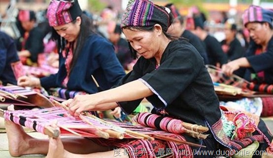 百人共織黎錦挑戰(zhàn)吉尼斯世界紀錄 傳承中華文化