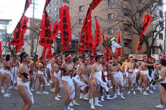 世界上最奇葩的節日，日本屁股節(光著屁股玩潑水真變態)