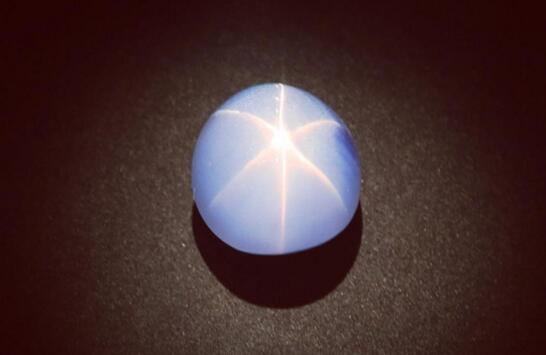 世界第二大星光藍寶石，印度之星(比高爾夫球還大)