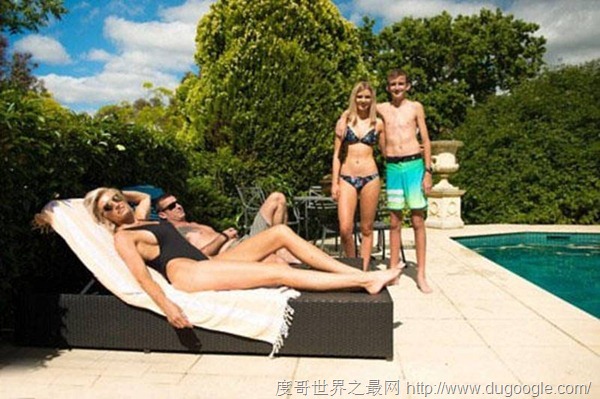 女模特Caroline Arthur腿長(zhǎng)1.3米,號(hào)稱世界上腿最長(zhǎng)的人