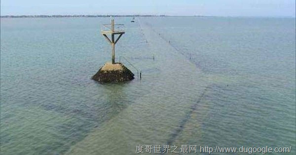 clip_image006 法國(guó)最瘋狂的公路 格伊斯通道常年淹沒(méi)在海水中