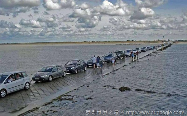 clip_image004 法國(guó)最瘋狂的公路 格伊斯通道常年淹沒(méi)在海水中