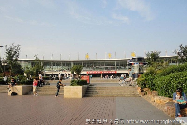 江蘇省的南京火車站臨湖依山，它被譽為中國最美火車站
