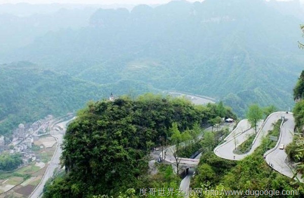矮寨盤山公路被稱為中國(guó)最美公路,長(zhǎng)六公里, 垂直高度440米 矮寨盤山公路被稱為中國(guó)最美公路,長(zhǎng)六公里, 垂直高度440米