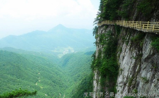 中國(guó)九大棧道排行榜,華山長(zhǎng)空棧道最險(xiǎn),寧武懸崖古棧道最漂亮